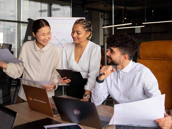 Gruppe Menschen interagieren in Meetingraum