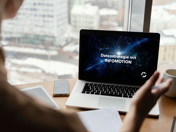 Laptopbildschirm zeigt Datenstrategie by INFOMOTION