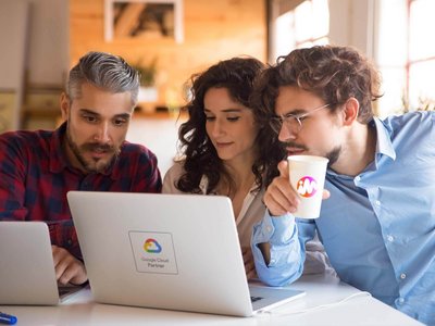 Drei Kollegen schauen auf Laptop, Google, Meeting, Zusammenarbeit