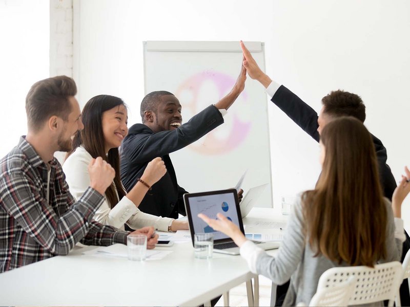 [Translate to English:] Team, Arbeiten mit Daten, Erfolgreich, Freude