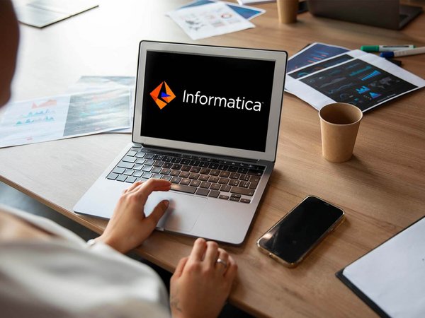 Informatica, Laptop auf Schreibtisch