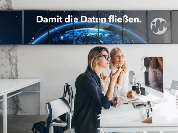 Frauen im Office vor Banner