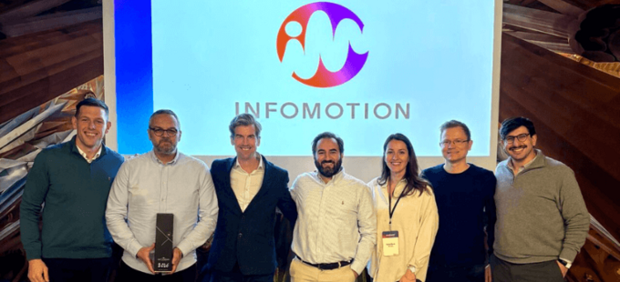 Das INFOMOTION Team zusammen mit dbt Labs und dem Award "Partner of the year"