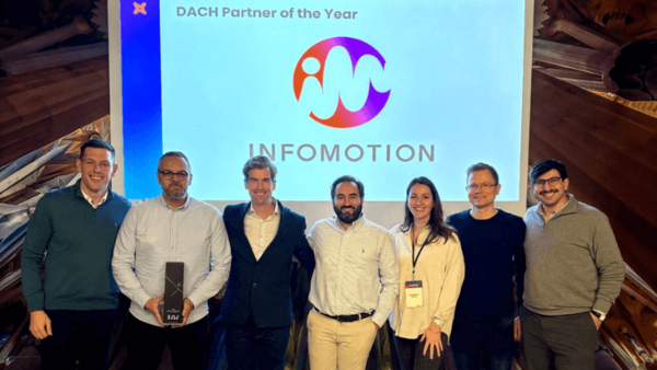 Das INFOMOTION Team zusammen mit dbt Labs und dem Award "Partner of the year"