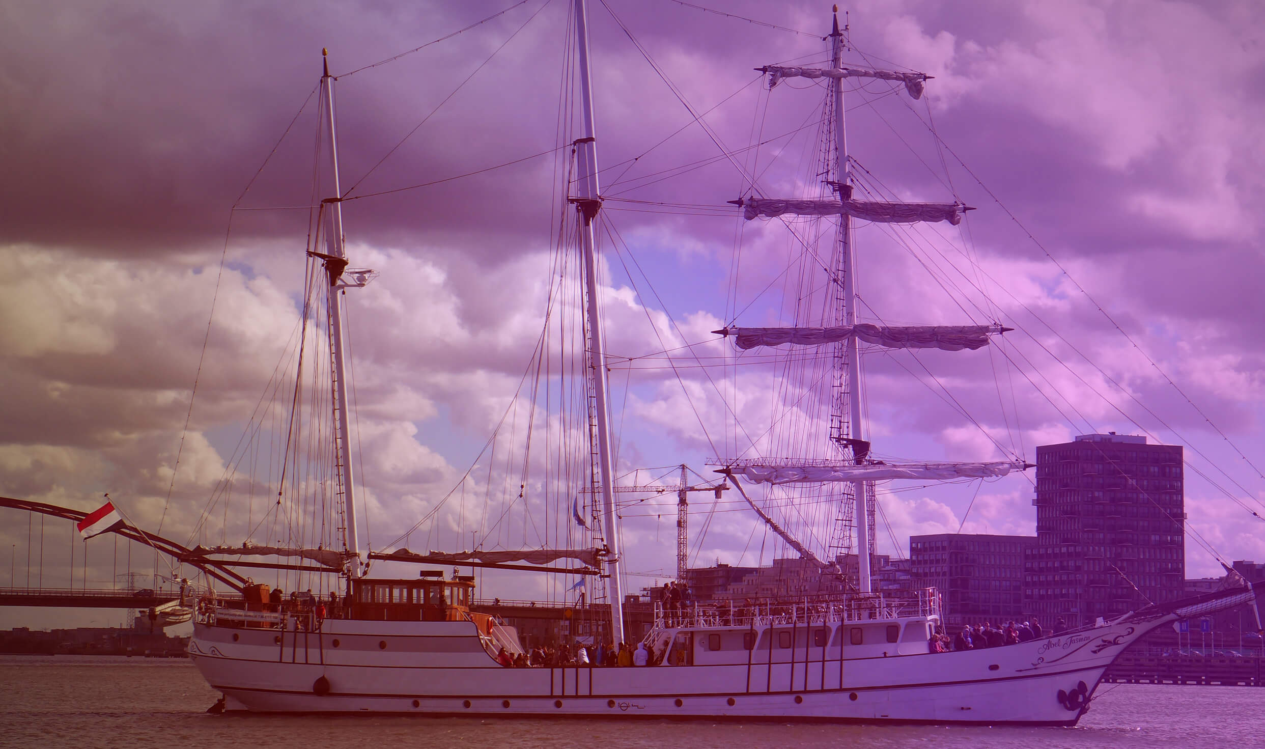 Schiff im Hafen